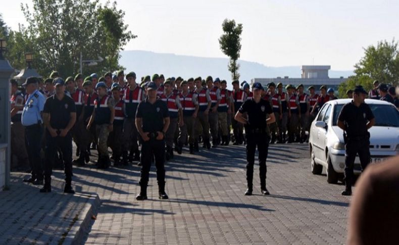 Üzerinden mahkeme salonunun krokisi çıktı