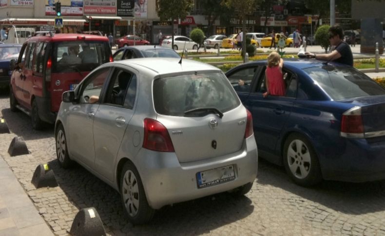 Sünnet konvoyunda çocukları araçtan sarkıtarak faciaya davetiye çıkarıyorlar