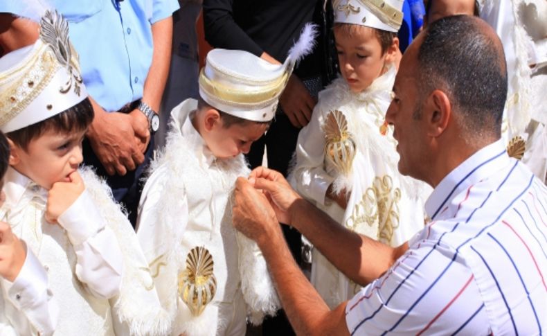 Sünnet olan 30 çocuk çeyrek altınla ödüllendirildi