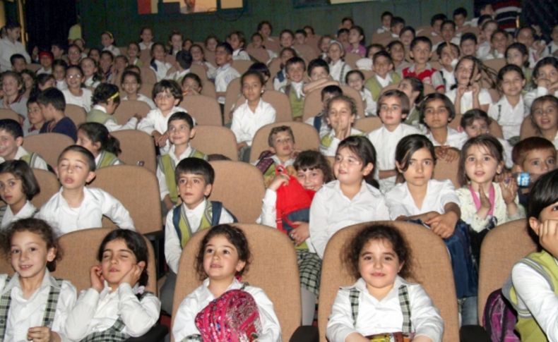 Suriyeli çocuklar tiyatroda buluştu