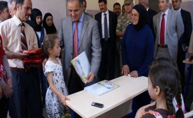 Suriyeli öğrencilere iki ülke bayrağının yeraldığı karne verildi