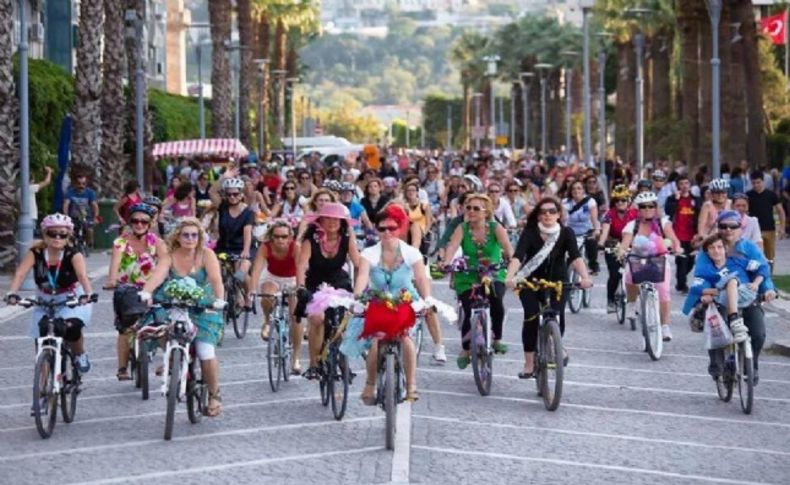 İzmir'de süslü kadınlar pedal basacak