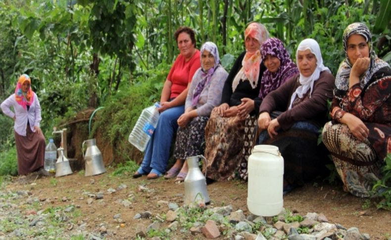 Susuz kalan köylülerden su bidonlu tepki