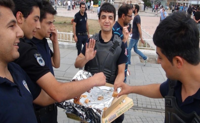 Taksim'de baklava dağıtan polis: Düzenimizin tadı bozulmasın!
