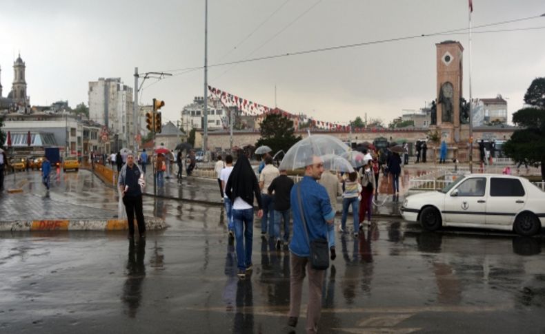 Taksim’de hayat normale dönerken yağmur etkili oluyor