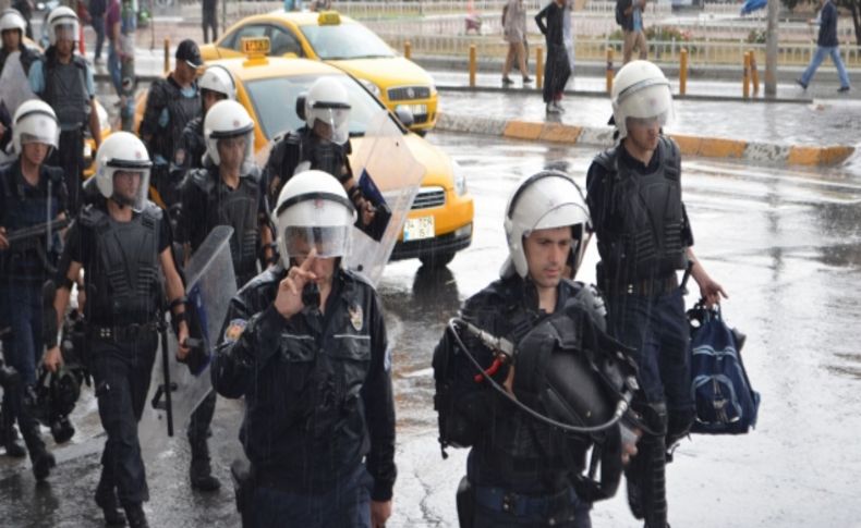 Taksim'e gelen vatandaşlar yağmura yakalandı