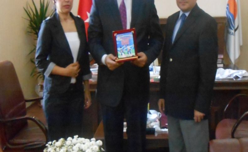 Talasemi Derneği üyeleri, halkı bilgilendirmek için ilçeleri geziyor