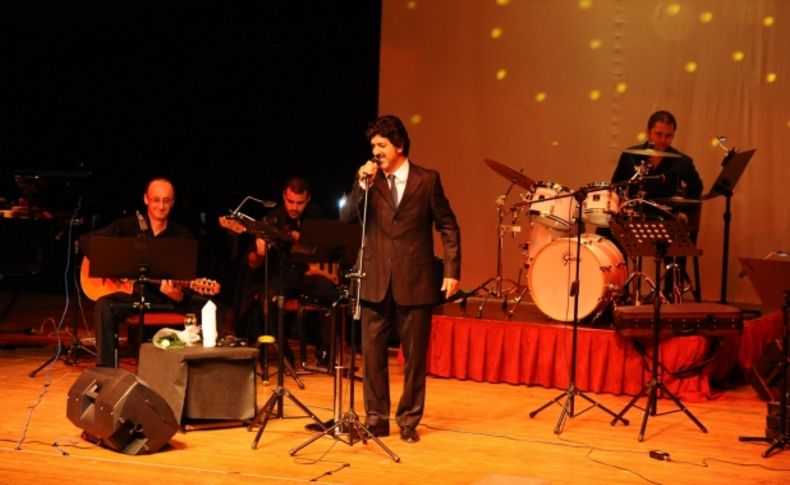Tanju Okan özlemi salona sığmadı