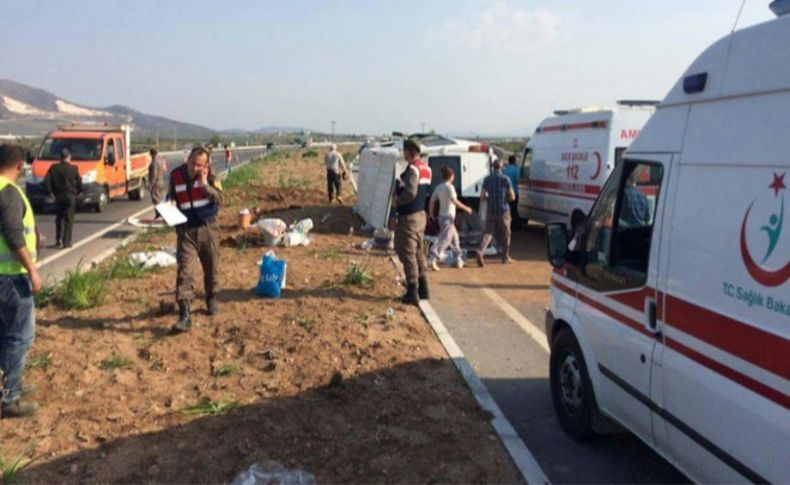 Tarım işçilerini taşıyan minibüs devrildi: 17 yaralı