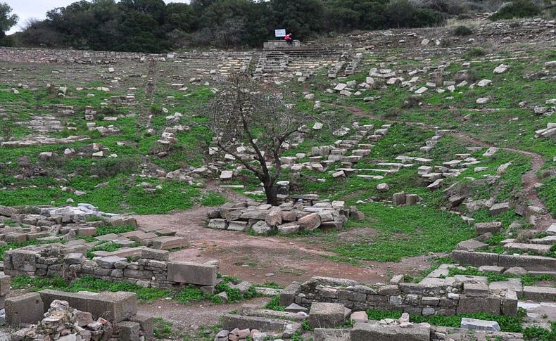 Tarlaların ortasında antik tiyatro