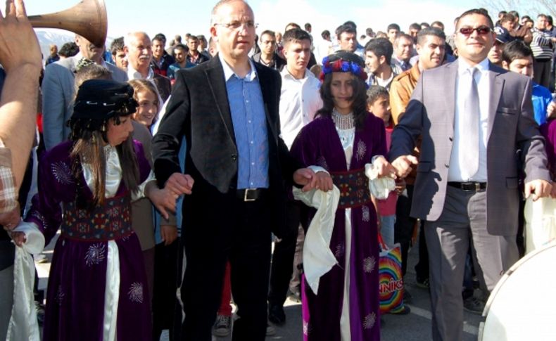 Tatvan halk oyunları yarışmasına yoğun katılım