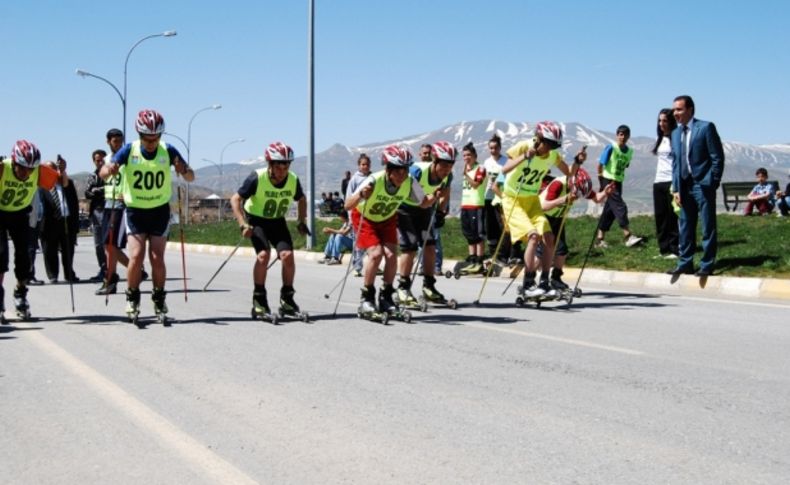 Tatvan’da tekerlekli kayak il birinciliği yarışmaları yapıldı
