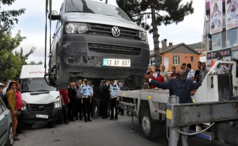 Tatvan’da zincirleme trafik kazası: 2 yaralı