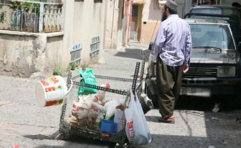 İzmir sokaklarında canlı tavuk pazarı