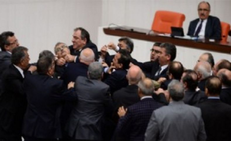 TBMM'de kan aktı, yumruk yumruğa kavga