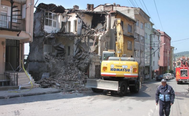 Tehlike arz eden bina belediye ekiplerince yıkıldı