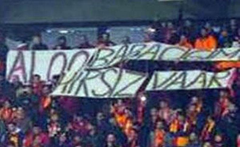 Arena'da 'Alo babacım, hırsız var' pankartı açılınca...