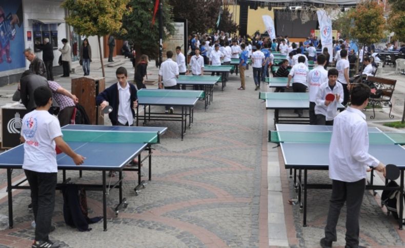 Tenisçiler yeteneklerini açık havada gösterdi