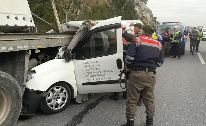 TIR'a çarpan hafif ticari aracın sürücüsü öldü