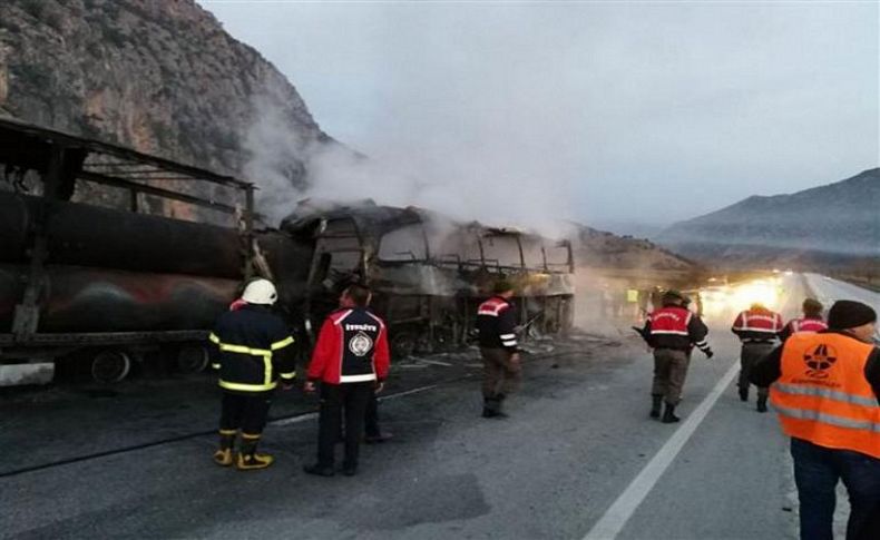 TIR'a çarpan yolcu otobüsü yandı... Çok sayıda ölü ve yaralı var