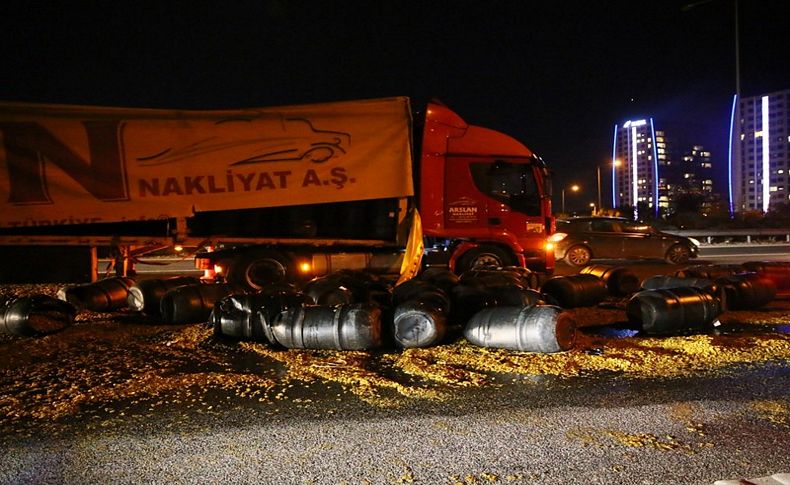 TIR ani fren yapınca turşu bidonları yola saçıldı