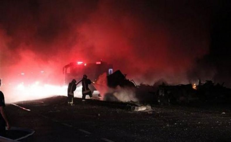 TIR'la çarpışan tanker patladı: 4 ölü 12 yaralı