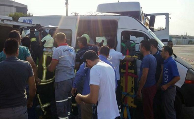 TIR, işçi servisi minibüsüne çarptı: 15 yaralı