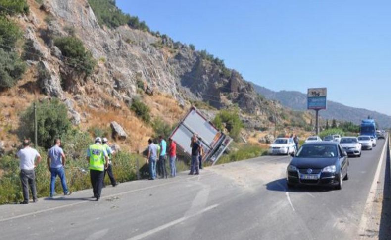 TIR karşı şeride geçti: 1 ölü, 2 yaralı