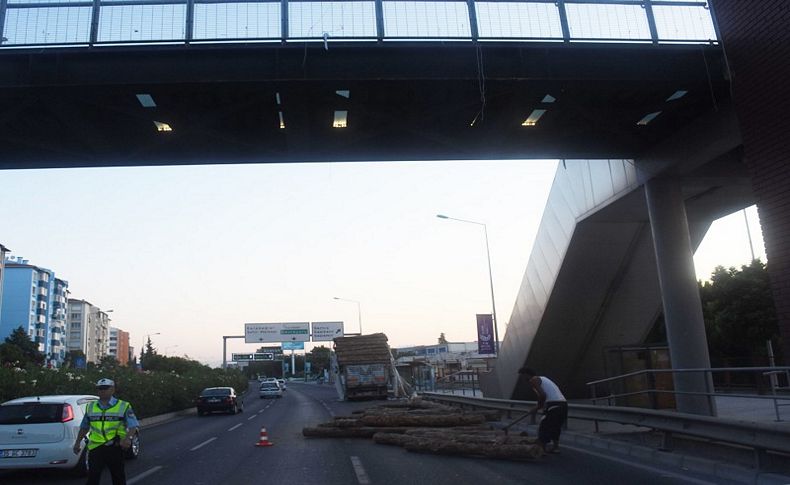 TIR üst geçide çarptı, tomruklar yola savruldu