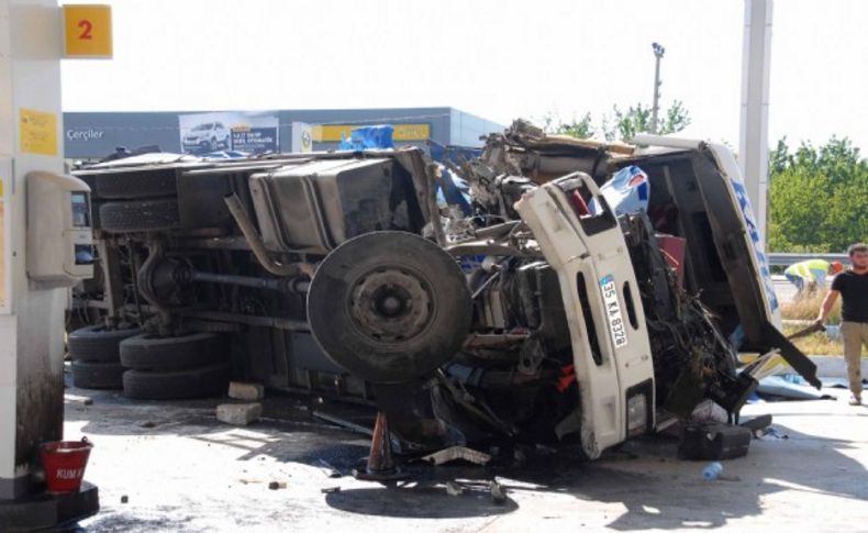 TIR'a çarpan kamyon akaryakıt istasyonuna daldı: Faciadan dönüldü