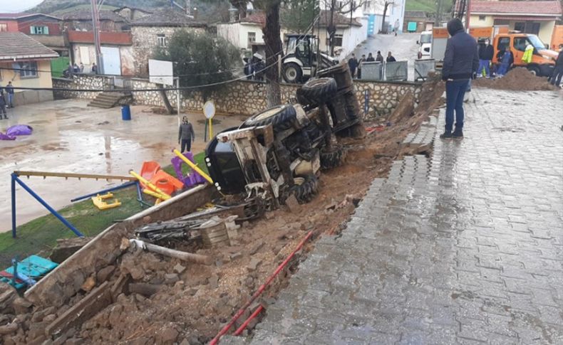 Tire'de sağanak nedeniyle okulun istinat duvarı yıkıldı