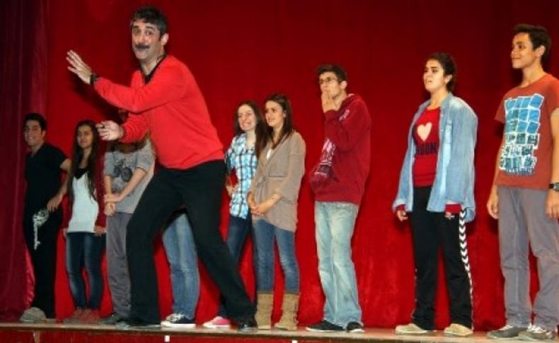 Tiyatro üzerine ‘dost muhabbeti’