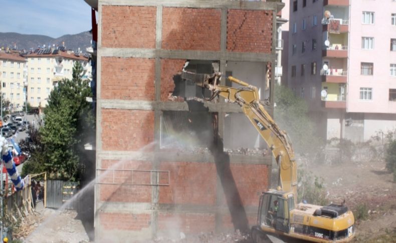 Tokat’ta kentsel dönüşüm kapsamında ilk bina yıkıldı