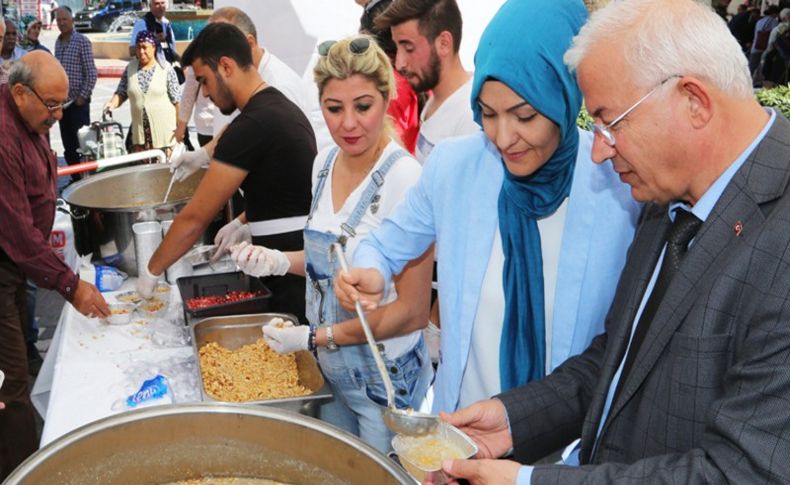 Torbalı Belediyesi'nden 5 bin kişiye aşure