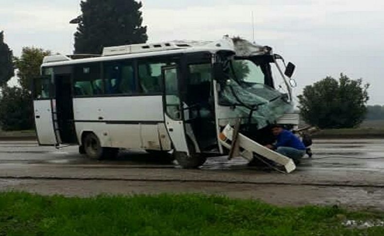 Torbalı'da midibüs ağaca çarptı: 5 yaralı