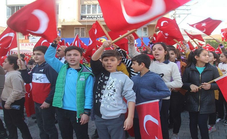 Torbalı'da öğrenciler şehitleri andı