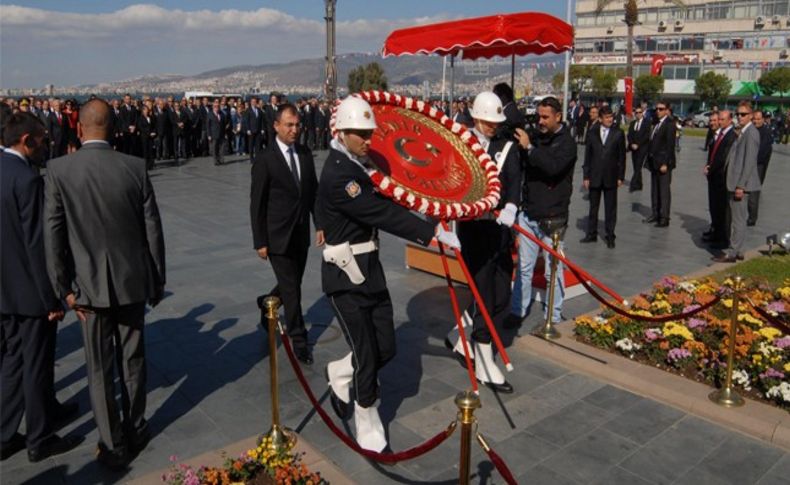 İzmir'de Cumhuriyet Bayramı kutlamaları çelenk töreniyle başladı