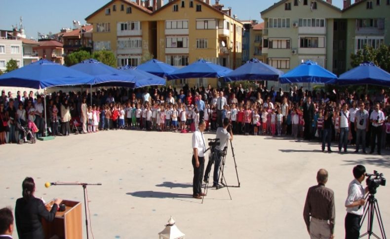 Törende sadece protokole değil öğrencilere de çadır kuruldu
