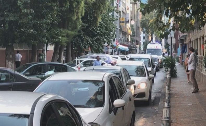 Trafiğe takılan ambulansın yolunu vatandaşlar açtı