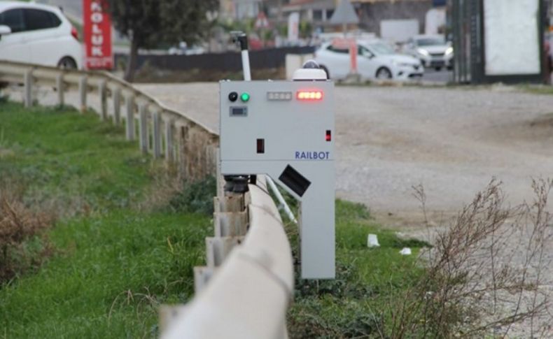 Trafik ihlali yapanlara karşı bariyerlerde gezen robot