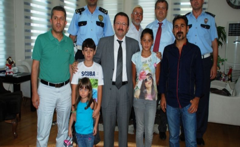 Trafik kurallarına uyan çocuklar ödüllendirildi