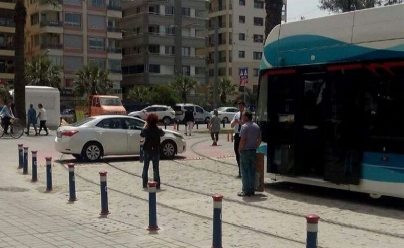 Tramvay güzergahına park edip gitti