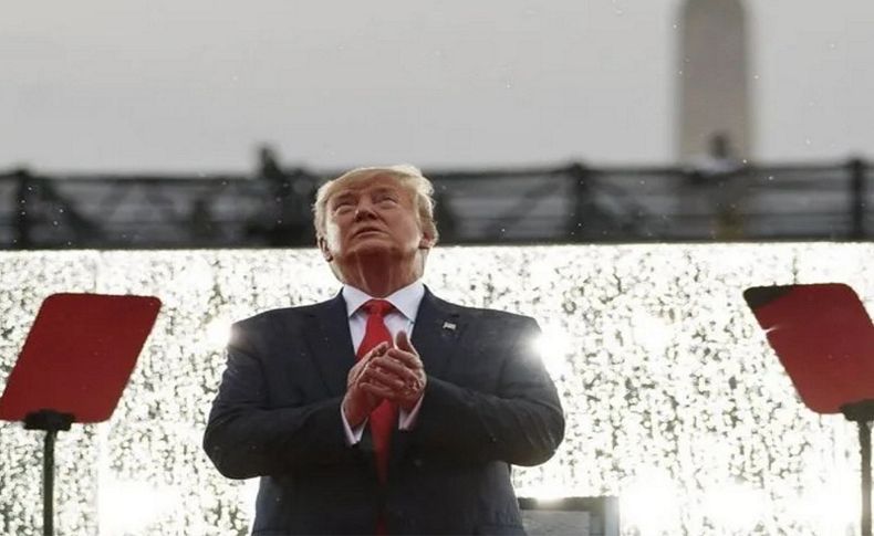 Trump: Mars'a bayrak dikeceğiz!