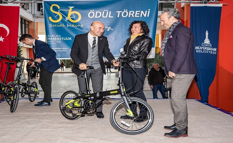 Tunç Soyer İzmirli bisikletçilere ödüllerini verdi