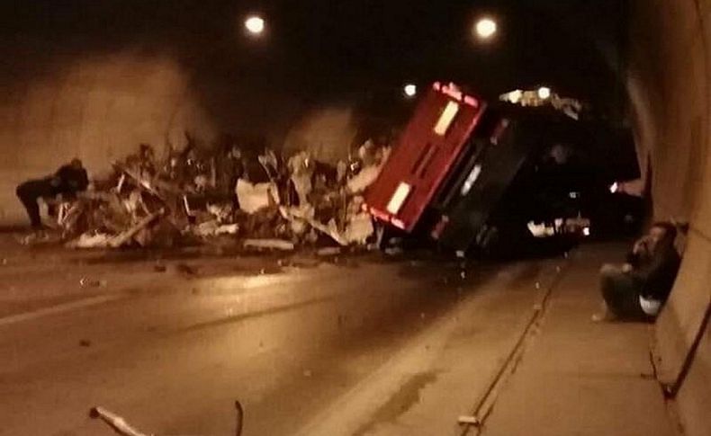 Tünelde TIR devirildi; hurdalar yola saçıldı