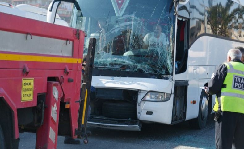 Tur otobüsü ile tır çarpıştı, yolcular dehşeti yaşadı