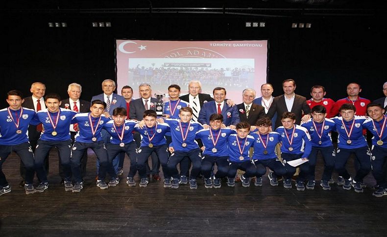 TÜRFAD, futbola emek verenleri yaşarken ödüllendirdi