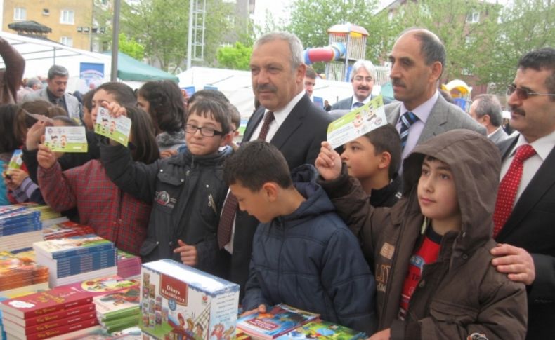 Turhal Belediye Başkan Gözen: Yabancılar kırmızı ışıkta bile kitap okuyor