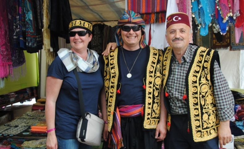 Turistler, giydiği elbiselerle Selçuklu ve Osmanlı dönemine yolculuk ediyor