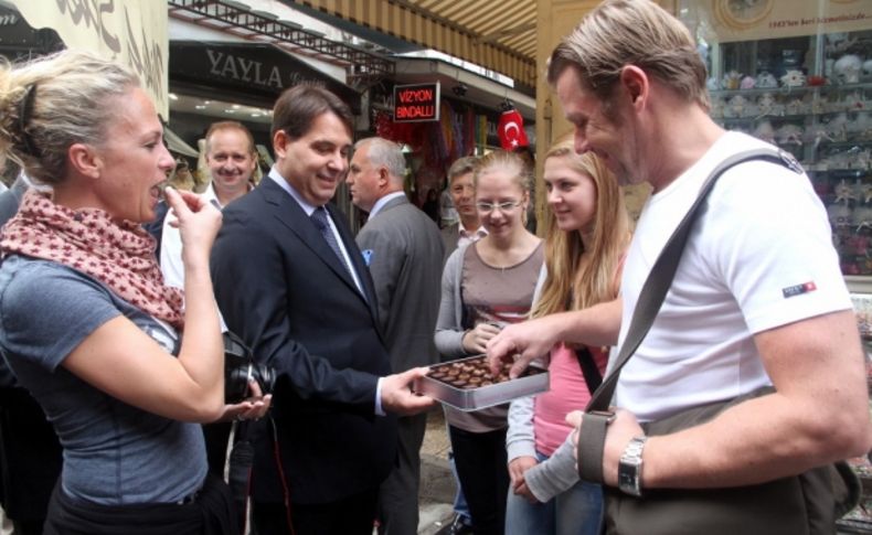 Turistlerin rehberi Tartan oldu